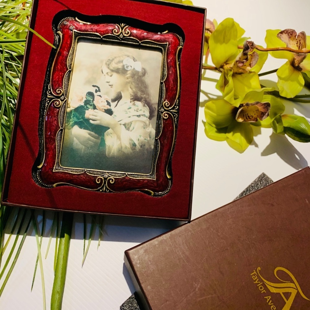 🎄🎅🎄 Taylor Avedon Collectible picture frame Brand New